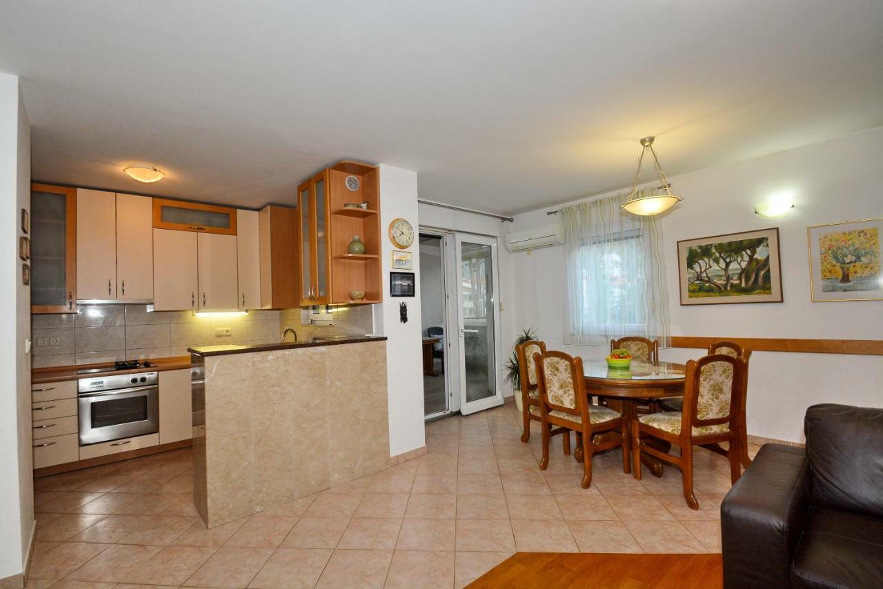 Apartman Vanja โอมิช ภายนอก รูปภาพ