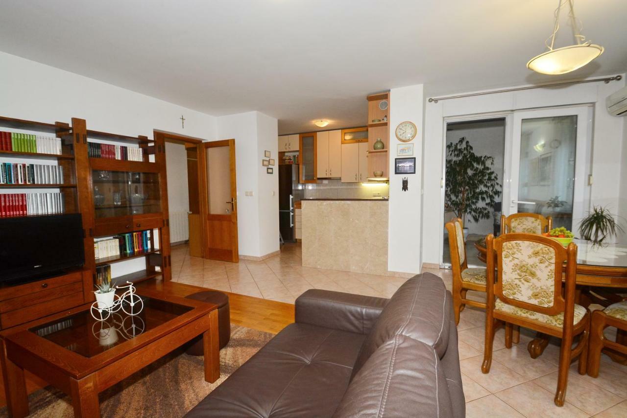 Apartman Vanja โอมิช ภายนอก รูปภาพ